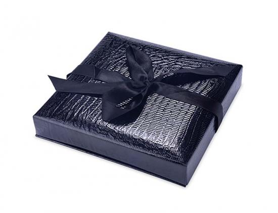 caja de regalo cuadrada con cinta