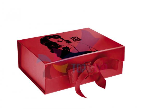 Caja de regalo con cinta de seda